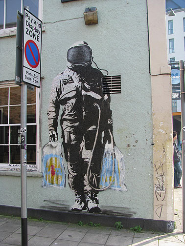 banksy-astronaut-shopper_8257