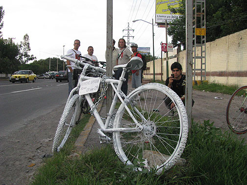Since our friends in Guadalajara started installing "ghost bikes" to commemorate killed cyclists, they've already had to put up 5, and it's only been a little over a month!