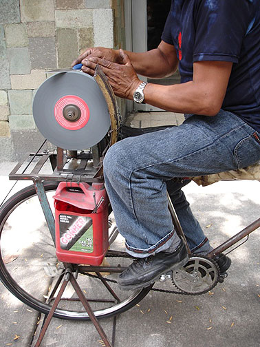 Knife sharpening on the streets of Mexico with a bicycle-based machine.
