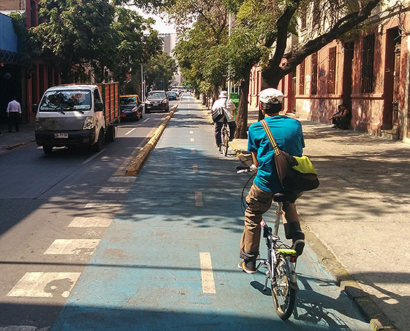 Santiago has some very decent bike lanes already, and some weirdly obsolescent ones... this one on Rosas was my favorite.