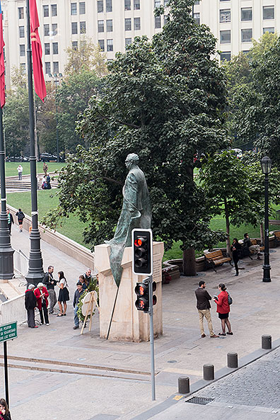 The Allende statue is straight across the intersection from the Intendente of Santiago's office.